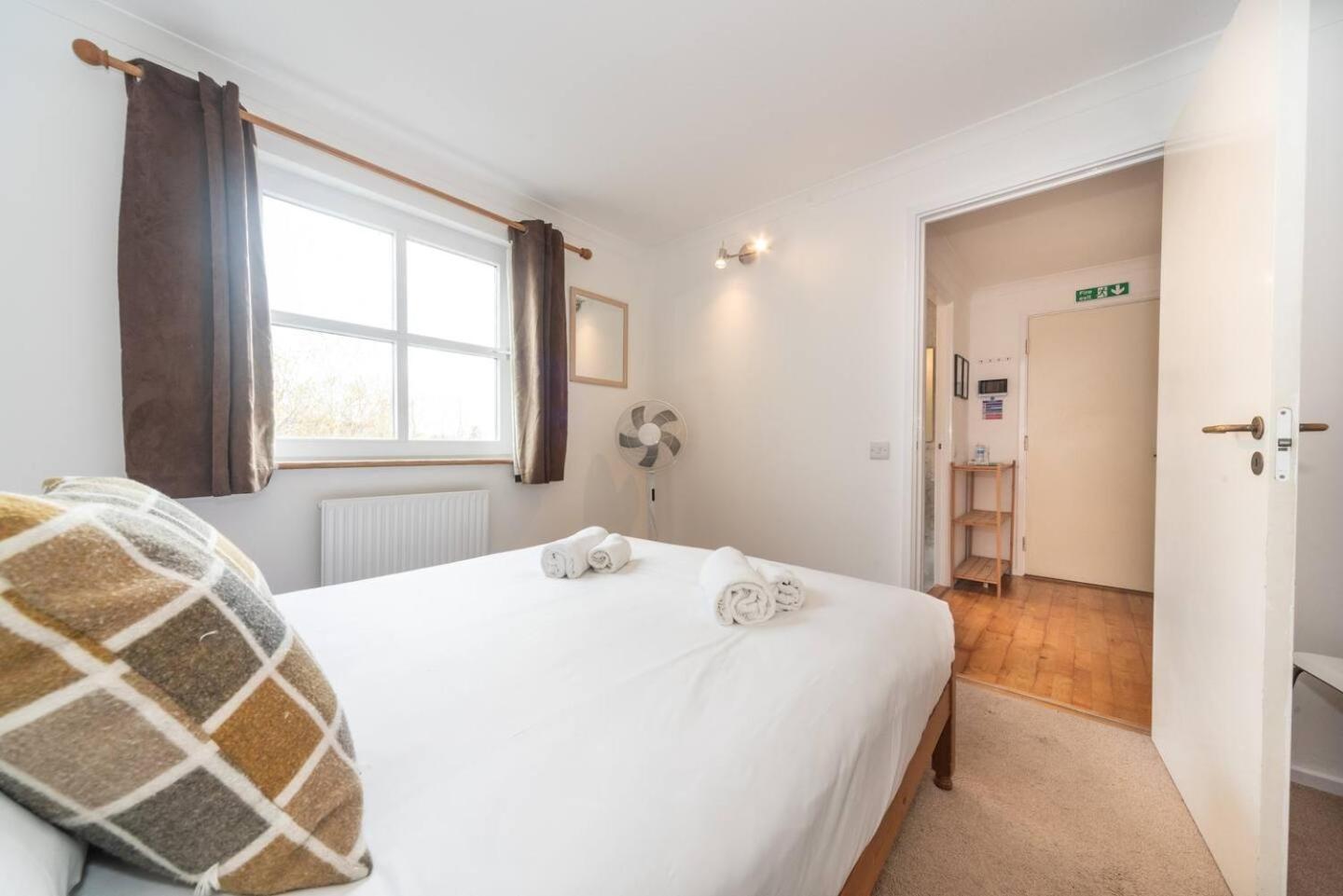 Sunny Maisonette With Views Over Canary Wharf, Londres Exterior foto