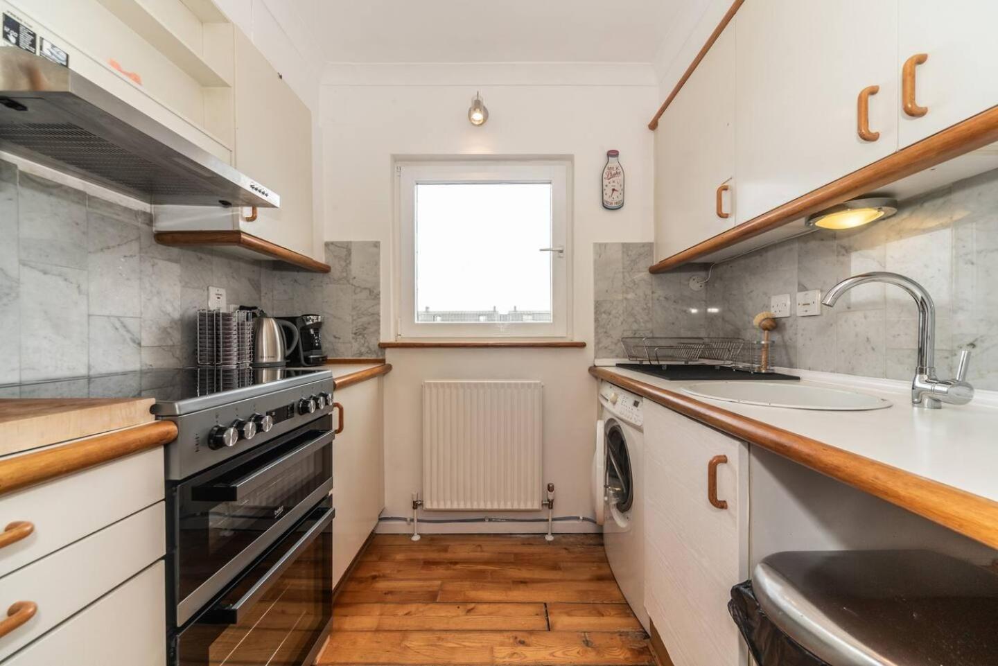 Sunny Maisonette With Views Over Canary Wharf, Londres Exterior foto