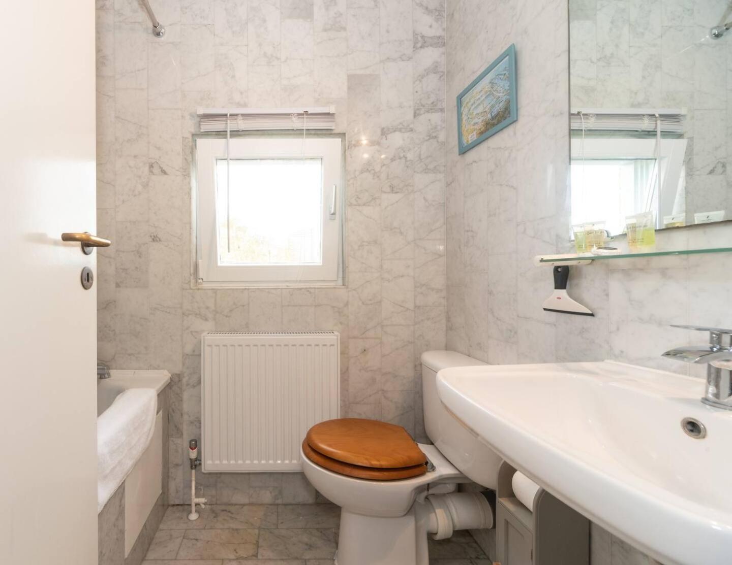 Sunny Maisonette With Views Over Canary Wharf, Londres Exterior foto