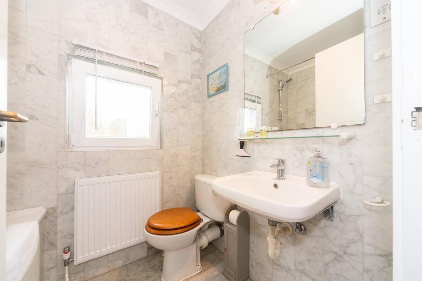 Sunny Maisonette With Views Over Canary Wharf, Londres Exterior foto