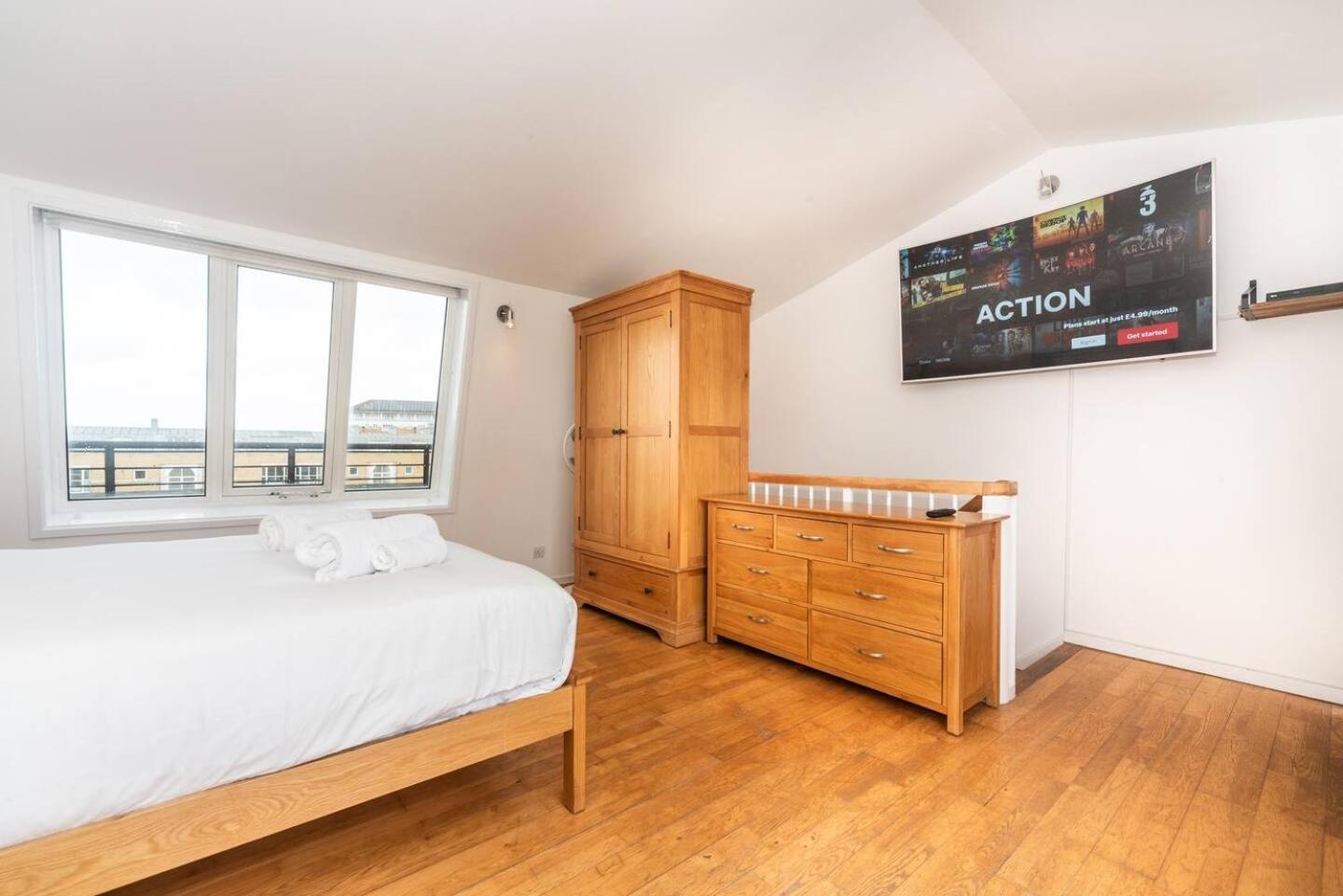 Apartamento Sunny Maisonette With Views Over Canary Wharf, Londres Exterior foto