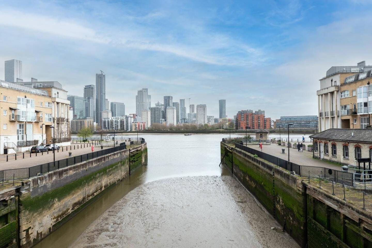 Sunny Maisonette With Views Over Canary Wharf, Londres Exterior foto