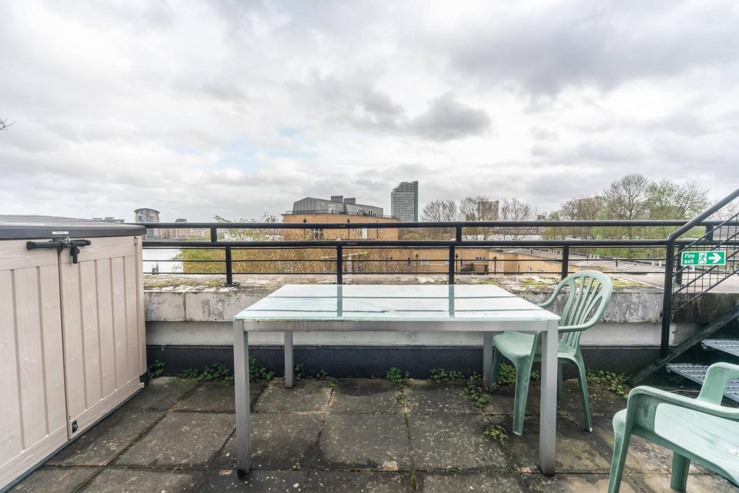 Apartamento Sunny Maisonette With Views Over Canary Wharf, Londres Exterior foto