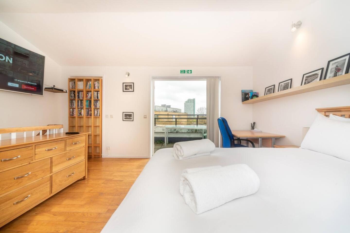 Sunny Maisonette With Views Over Canary Wharf, Londres Exterior foto