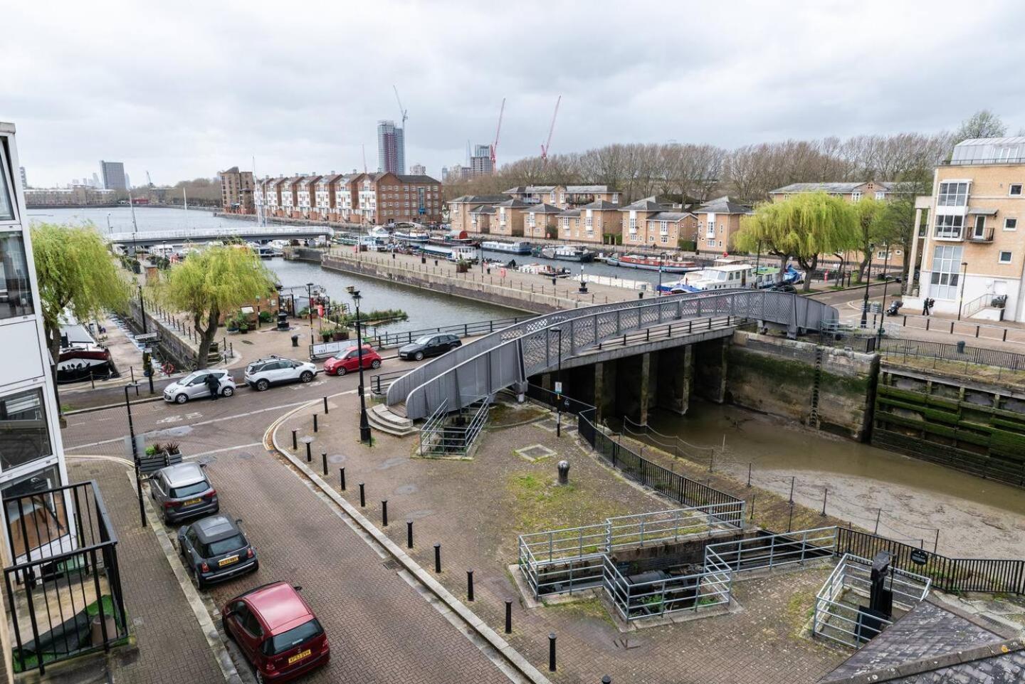 Sunny Maisonette With Views Over Canary Wharf, Londres Exterior foto